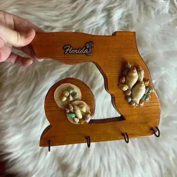 Vintage Florida Wooden Key Holder with Seashells, Wall Decor, Handmade - Picture 6 of 8